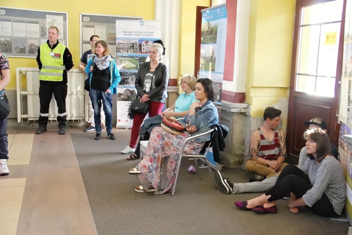 Šumperk - když cestující čekající na vlak překvapí koncert foto: M. Šuláková