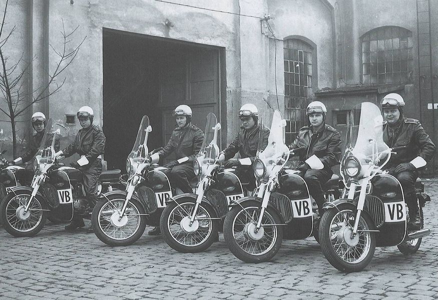 Od poloviny 60. do poloviny 70. let se používaly motocykly JAWA 350 Californian s charakteristickým krytem na nohy, jemuž se říkalo „revmaplech“. foto ze sbírky Muzea PČR