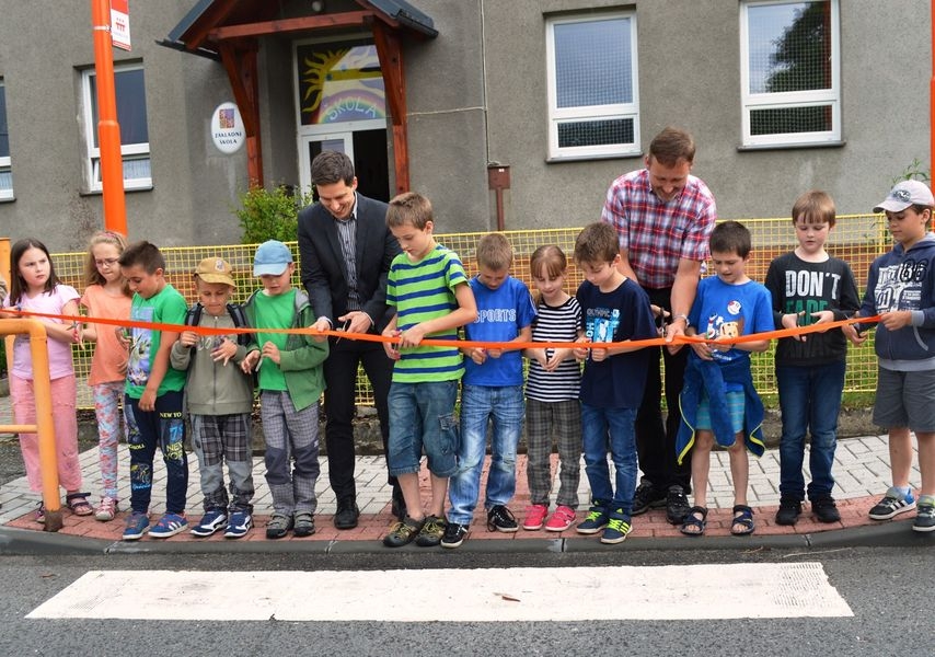 Hoštejn - slavnostní otevření přechodu před školou zdroj foto: V. Sobol