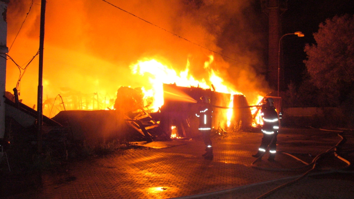 Olomouc - požár skladu textilu na ulici Matěje z Janova zdroj foto: HZS Olk.