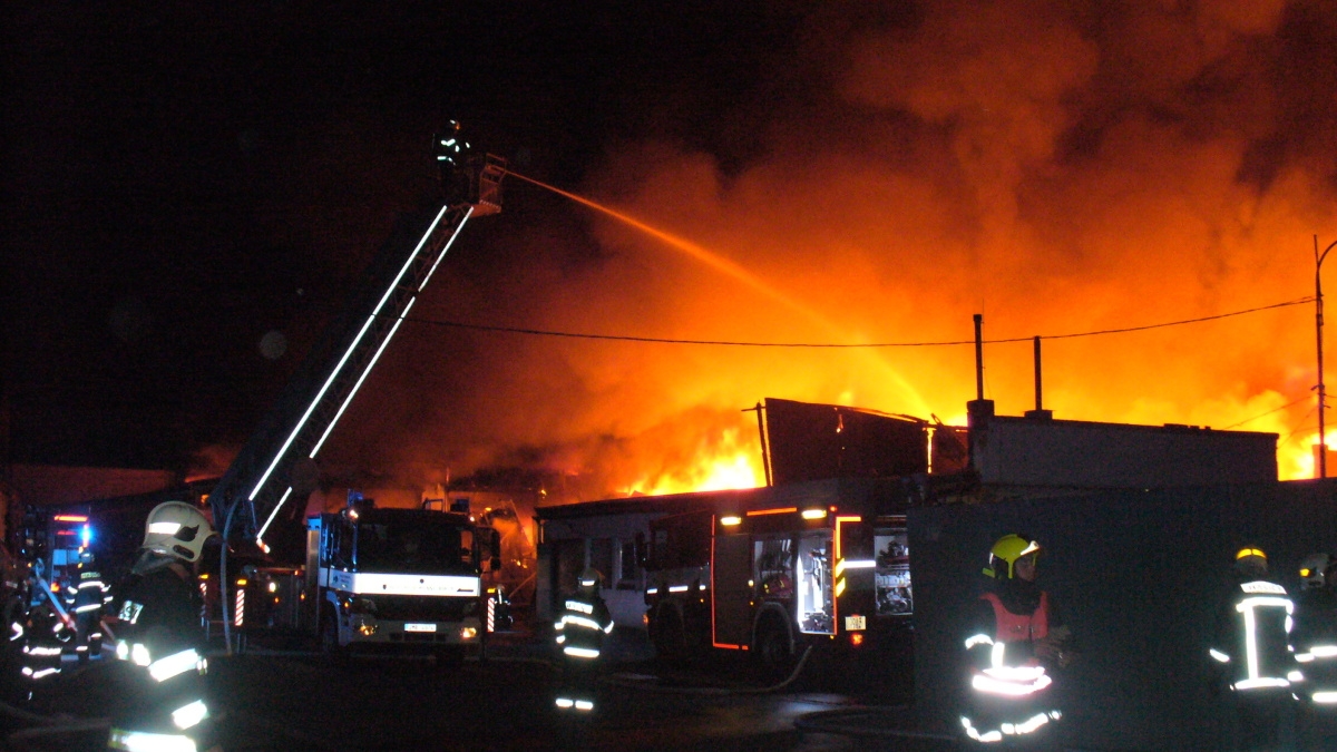 Olomouc - požár skladu textilu na ulici Matěje z Janova zdroj foto: HZS Olk.