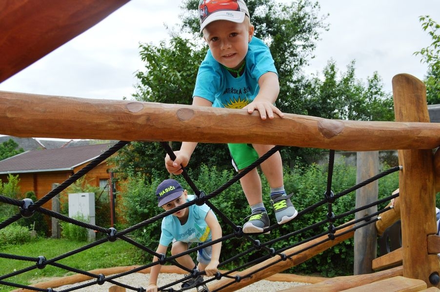 Postřelmov - děti testují nové hřiště zdroj foto: V. Sobol