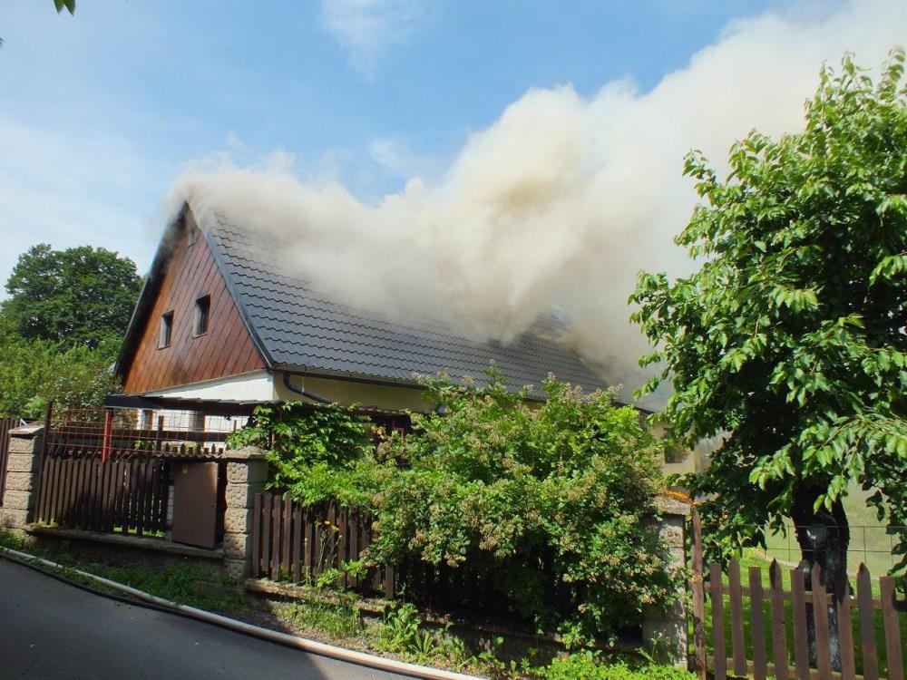 Bělá pod Pradědem - požár RD zdroj foto: HZS Olk.