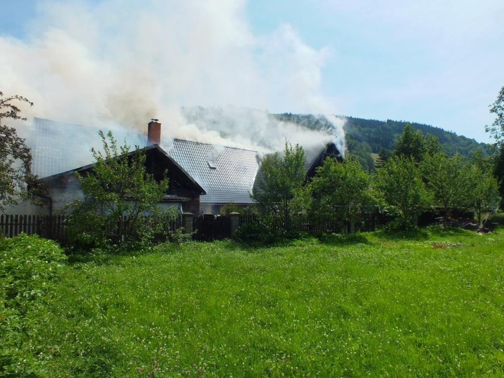 Bělá pod Pradědem - požár RD zdroj foto: HZS Olk.