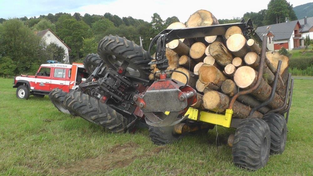 Jeseník - převrácený traktor se dřevem zdroj foto: HZS Olk.