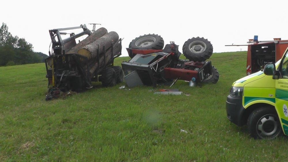 Jeseník - převrácený traktor se dřevem zdroj foto: HZS Olk.