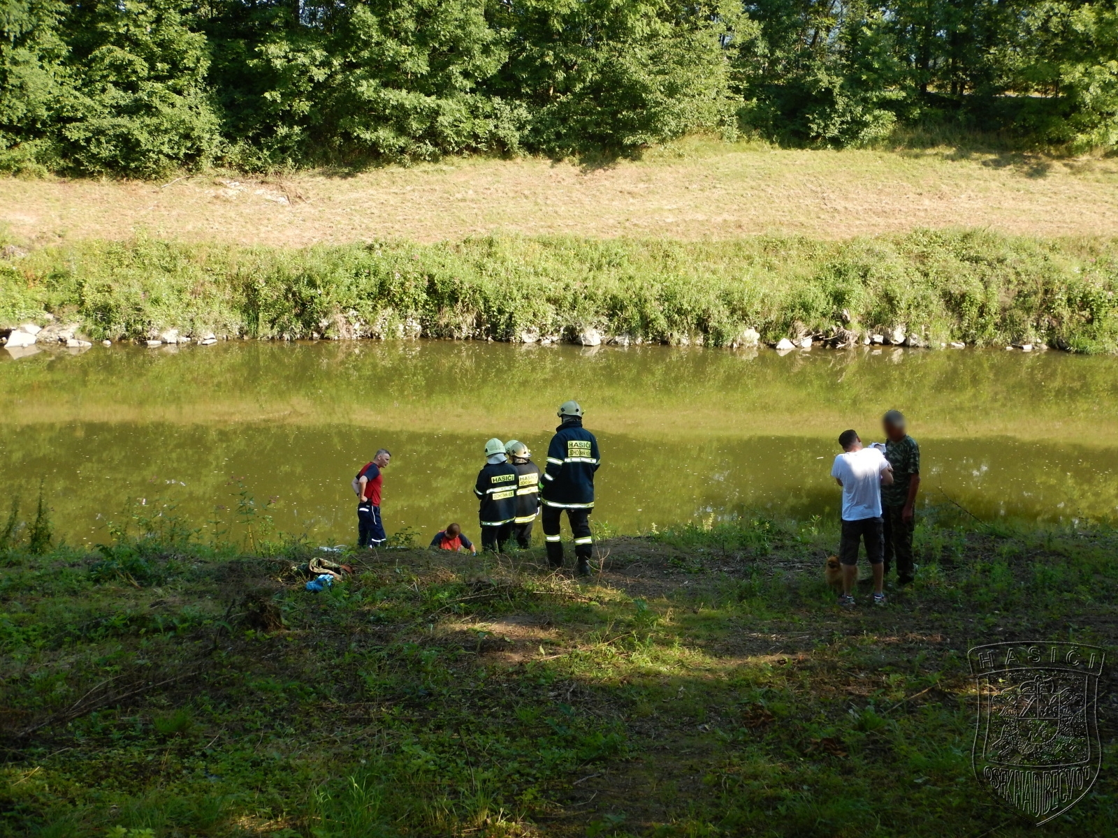 muž si při lovu sumce poranil nohu foto: hasiči SDH Osek nad Bečvou