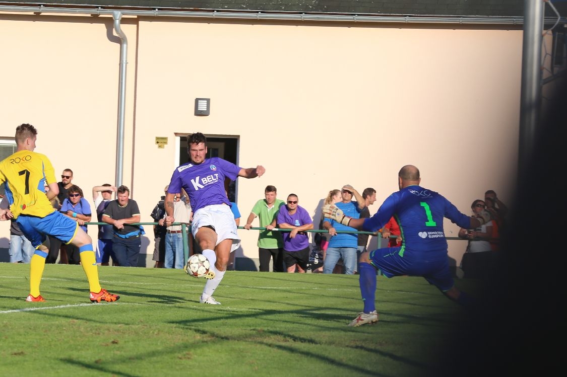 TJ Sokol Lázně Velké Losiny vs TJ Jiskra Rapotín - po střele Uveho dorážel Kováč foto: sumpersko.net