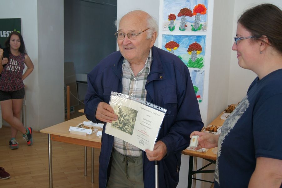 profesor Bronislav Hlůza přebírá cenu České mykologické společnosti zdroj foto: VM