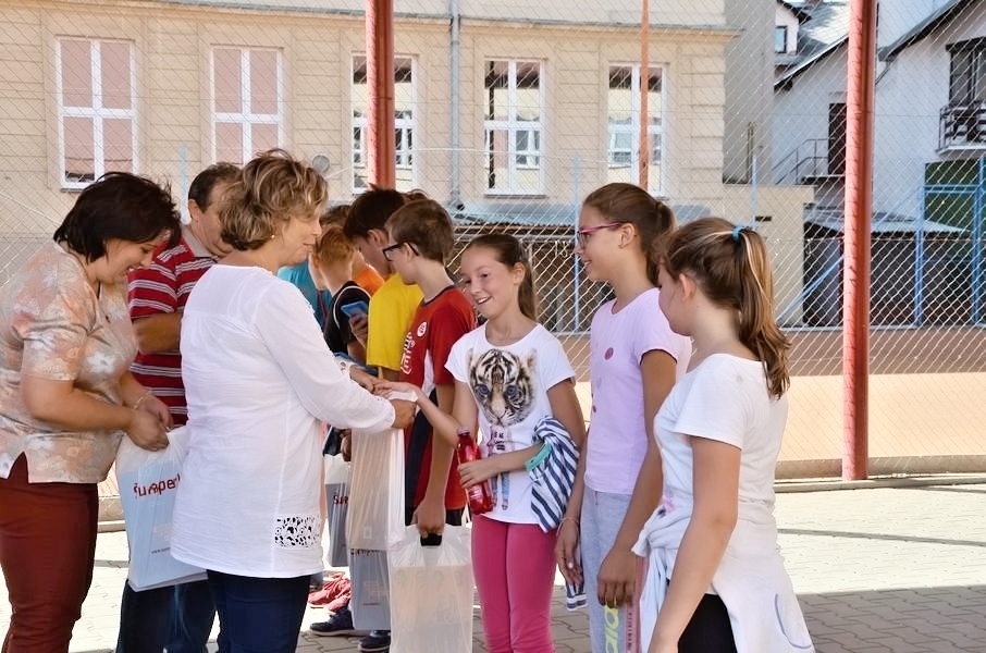 Slavnostní otevření nového školního hříště zdroj foto: mus