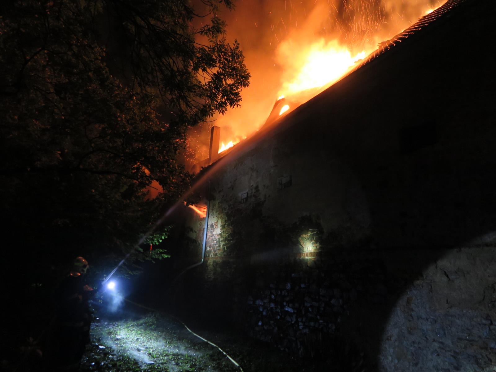 Noční požár zámku Plumlov zdroj foto: HZS Olk