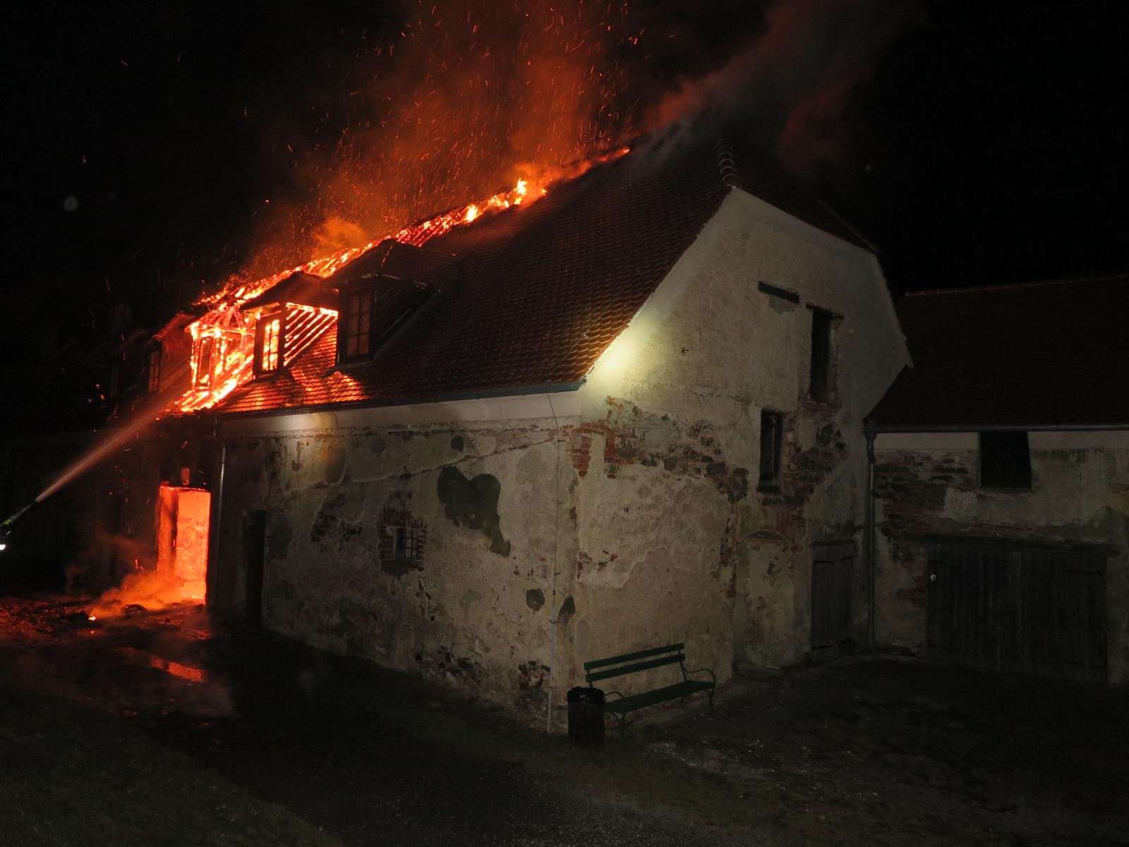 Noční požár zámku Plumlov zdroj foto: HZS Olk