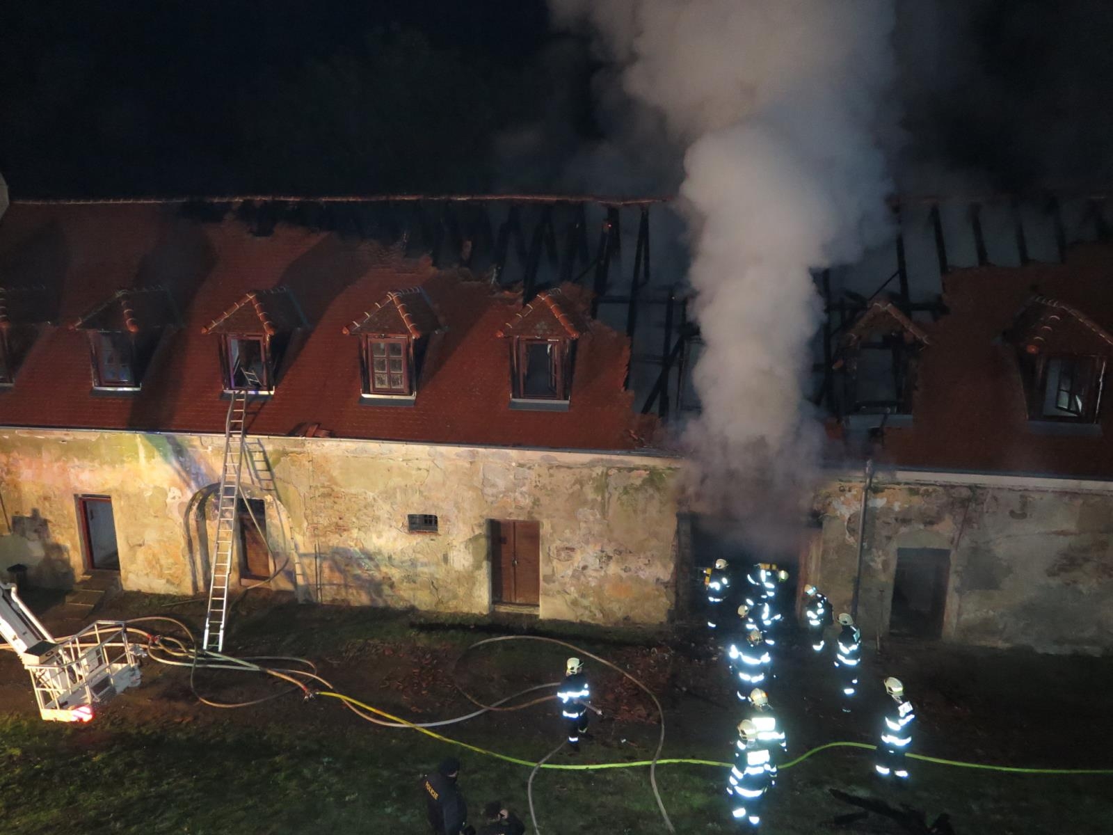 Noční požár zámku Plumlov zdroj foto: HZS Olk