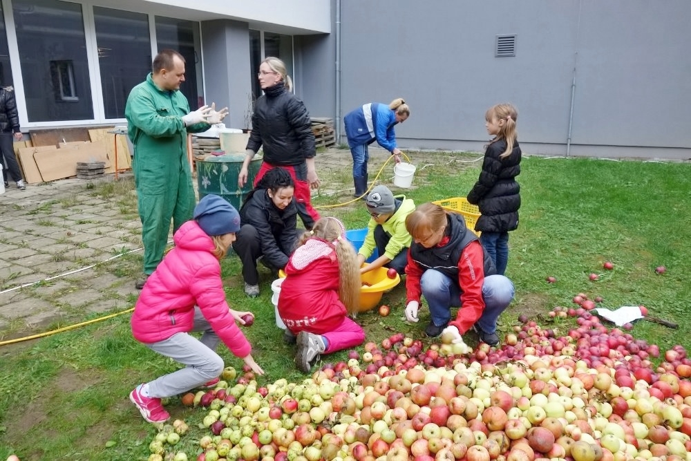 Školáci na Pětce v Šumperku moštovali i koštovali zdroj foto: R. H.