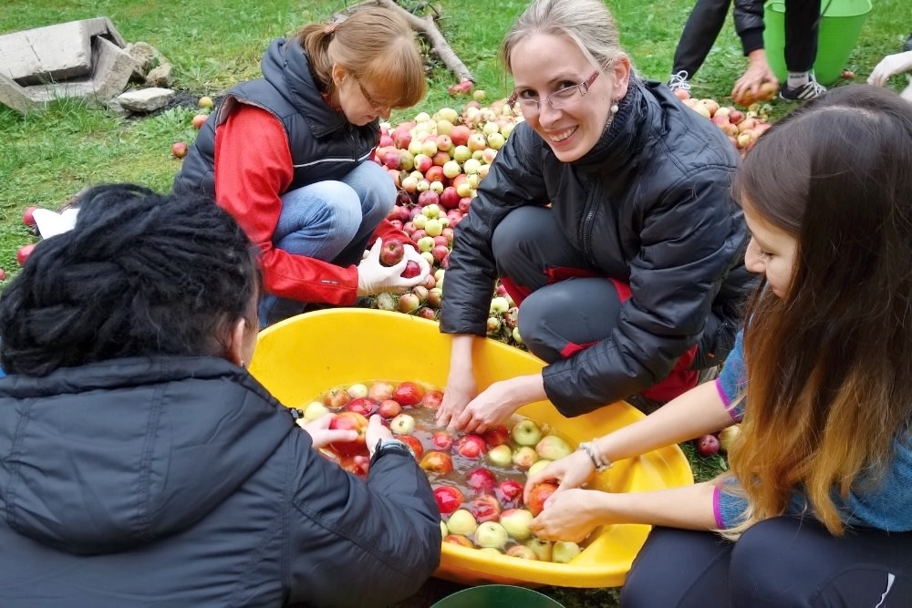 Školáci na Pětce v Šumperku moštovali i koštovali zdroj foto: R. H.