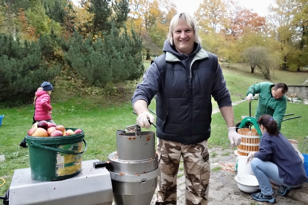 Školáci na Pětce v Šumperku moštovali i koštovali zdroj foto: R. H.