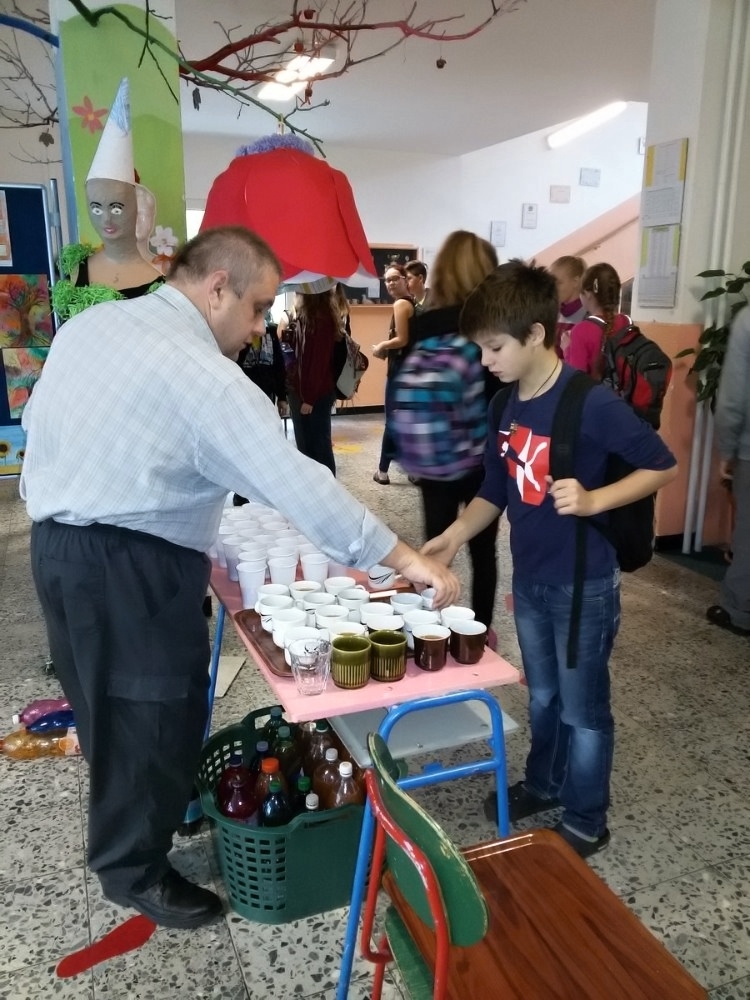 Školáci na Pětce v Šumperku moštovali i koštovali zdroj foto: R. H.