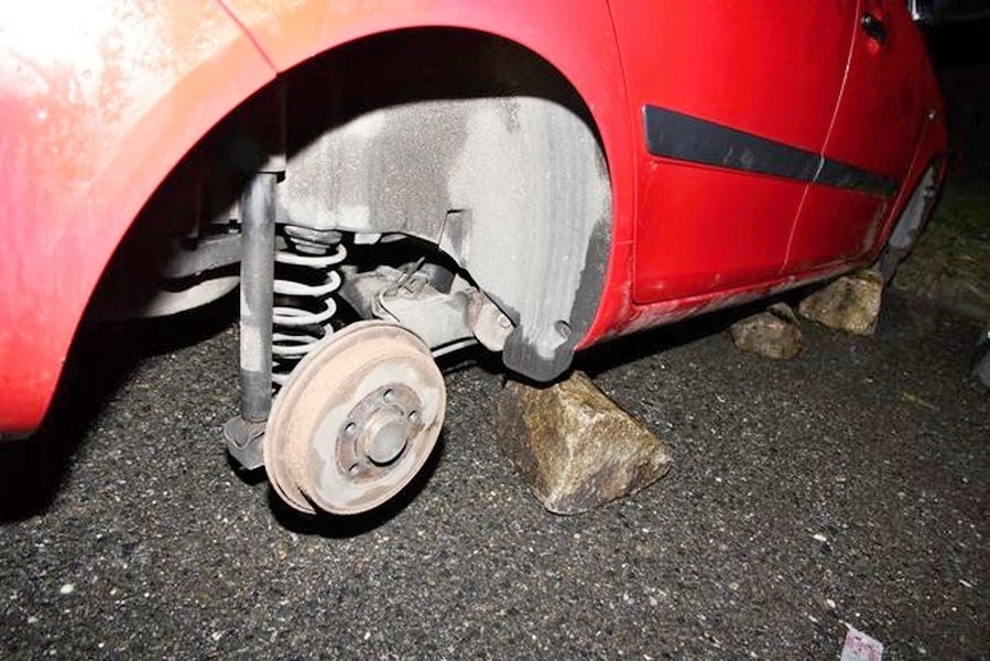 Jeseník - pachatel demontoval kola zaparkovaného vozidla zdroj foto: PČR