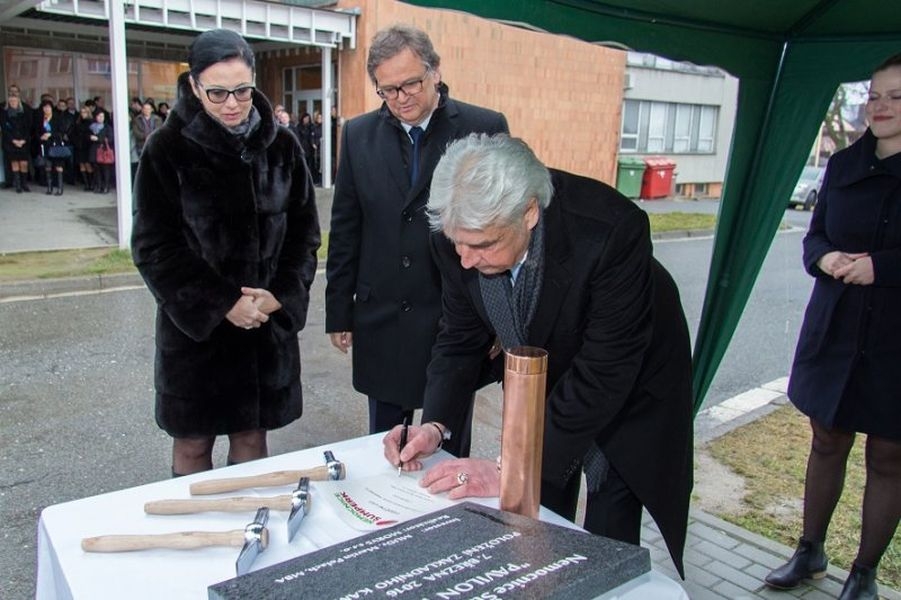 slavnostní poklepání základního kamene zdroj foto: NŠ