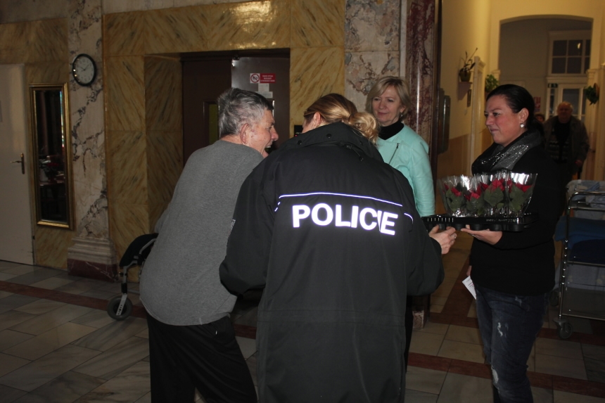 Policisté darovali vánoční hvězdy seniorům zdroj foto: PČR