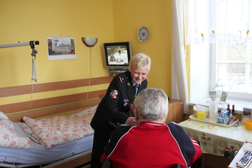 Policisté darovali vánoční hvězdy seniorům zdroj foto: PČR