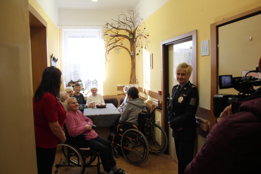 Policisté darovali vánoční hvězdy seniorům zdroj foto: PČR