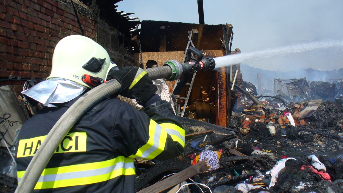 požár skladu a třídírny textilu v Olomouci na ulici Matěje z Janova zdroj foto: HZS Olk