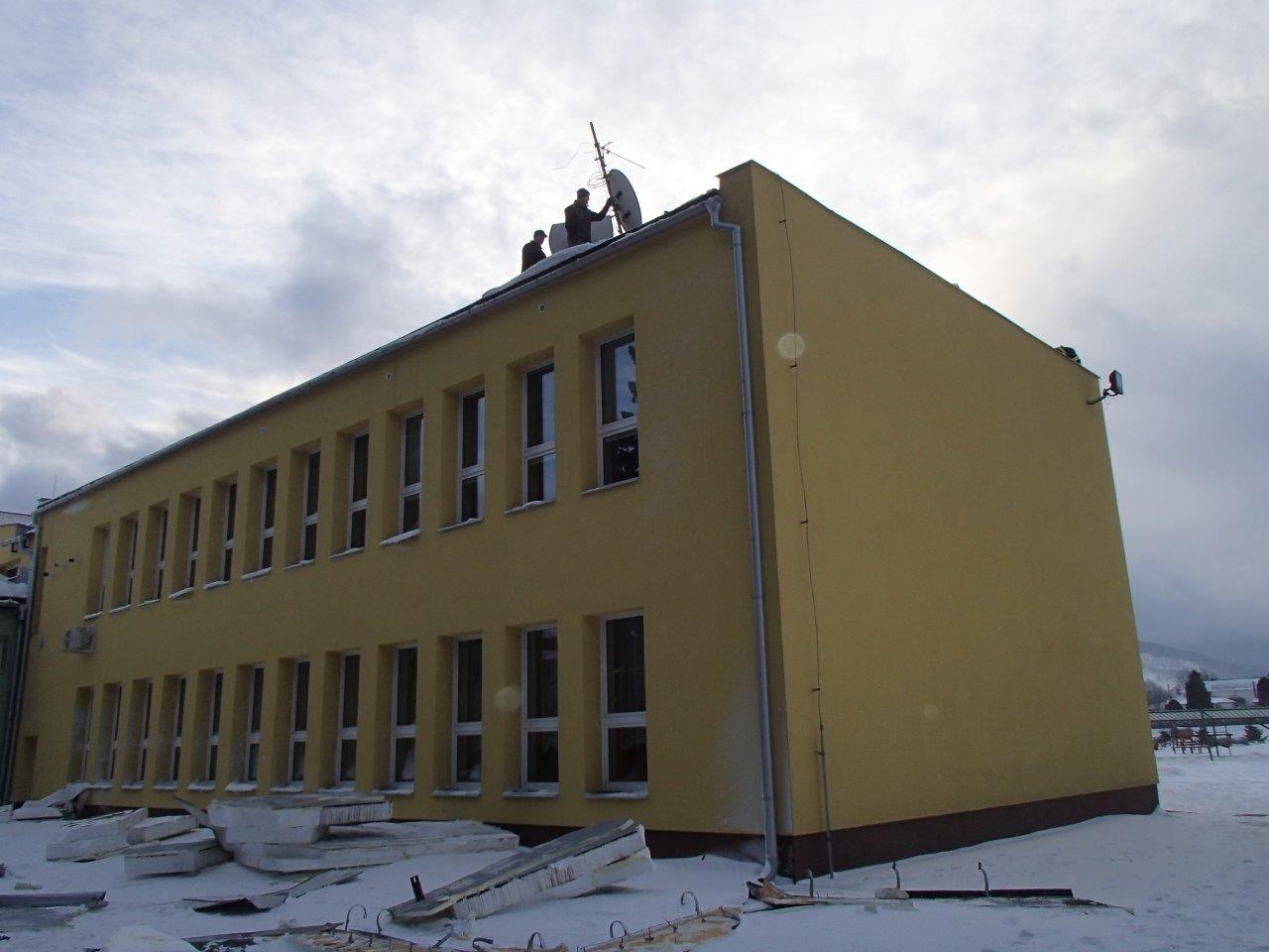 Silný vítr poškodil střechu školy v Adolfovicích zdroj foto: HZS Olk.