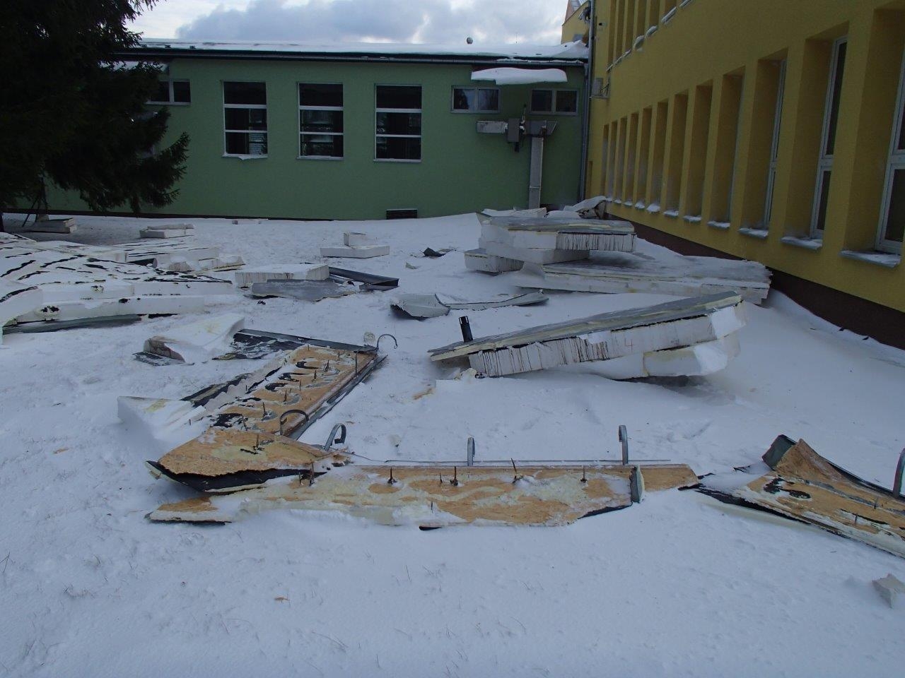 Silný vítr poškodil střechu školy v Adolfovicích zdroj foto: HZS Olk.