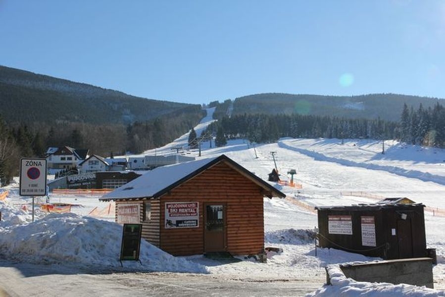 Ostružná - část Ramzová - SMS výhrůžky vyklidily areál zdroj foto: PČR