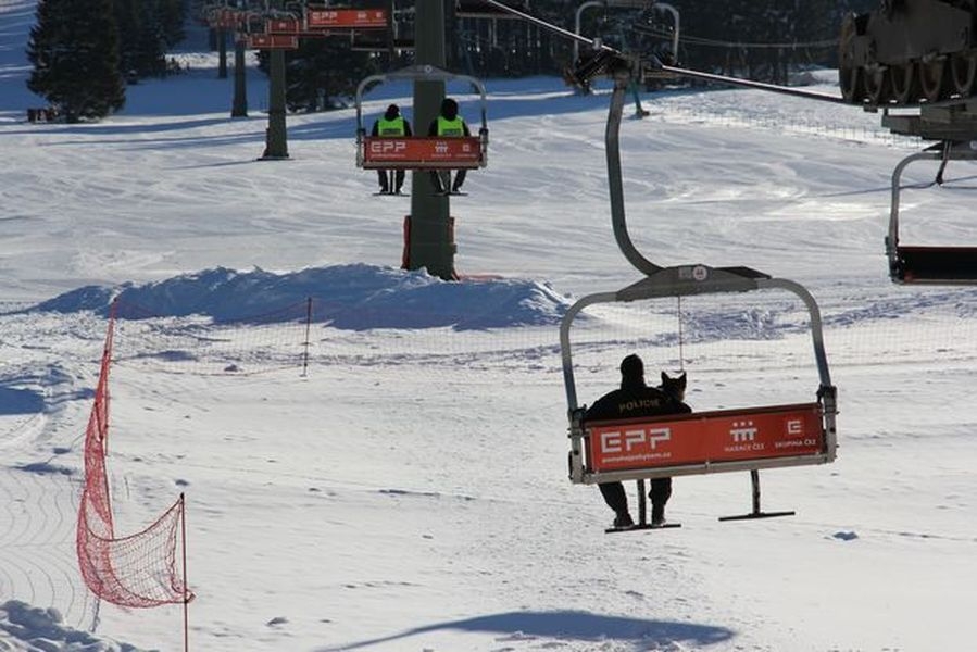 Ostružná - část Ramzová - SMS výhrůžky vyklidily areál zdroj foto: PČR