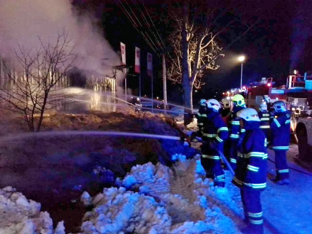 Stříbrnice - požár dvou objektů pod lyžařským vlekem zdroj foto: HZS Olk