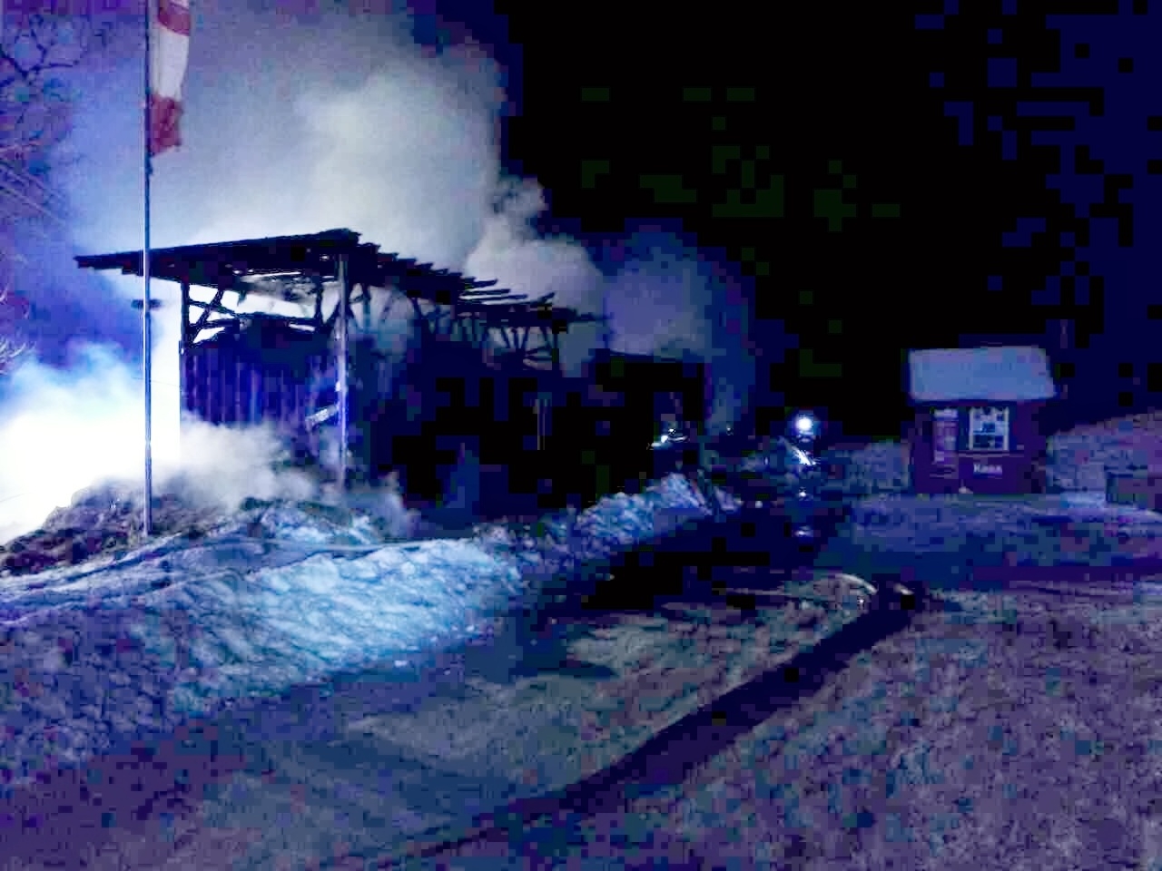 Stříbrnice - požár dvou objektů pod lyžařským vlekem zdroj foto: HZS Olk
