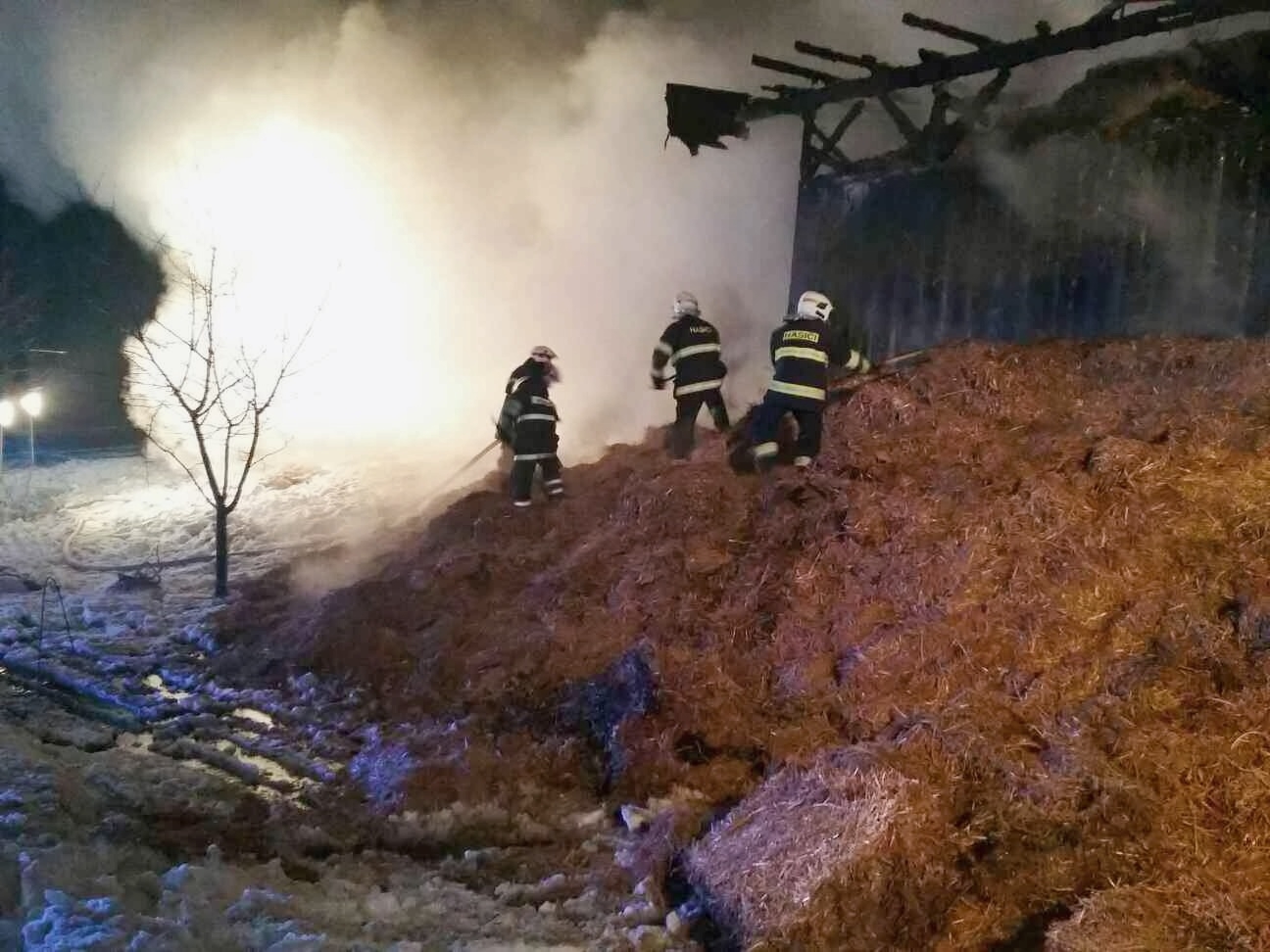 Stříbrnice - požár dvou objektů pod lyžařským vlekem zdroj foto: HZS Olk