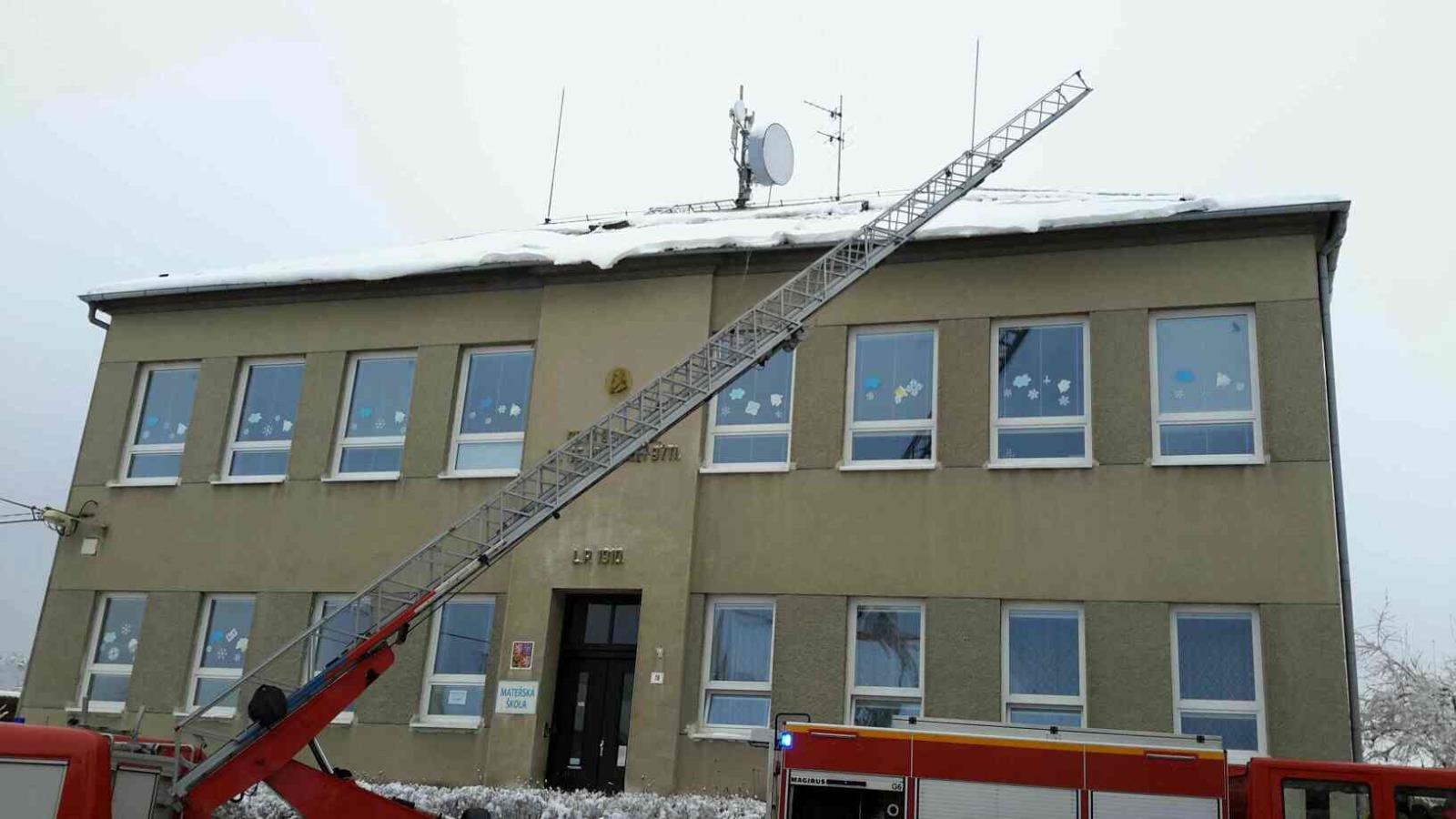 Hranice - sněhové převisy nad vchodem do školy odstranili hasiči zdroj foto: HZS Olk