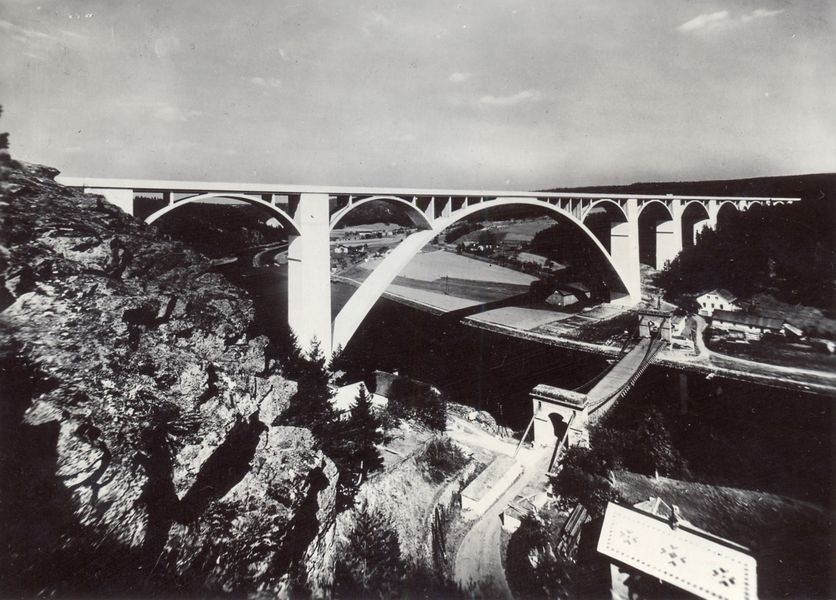 most se starým řetězovým mostem v roce 1943 (fotoarchív T. Jandy)