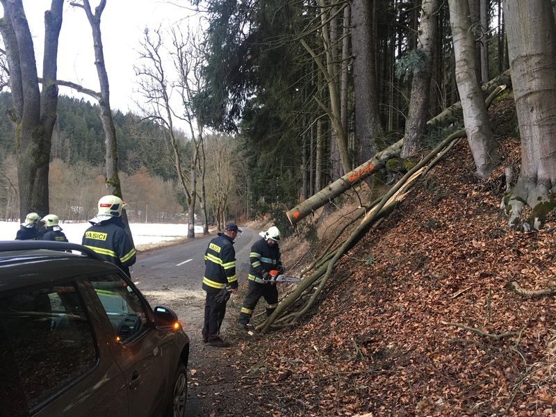 Silný vítr v kraji zaměstnává hasiče zdroj foto: SDH Hanušovice