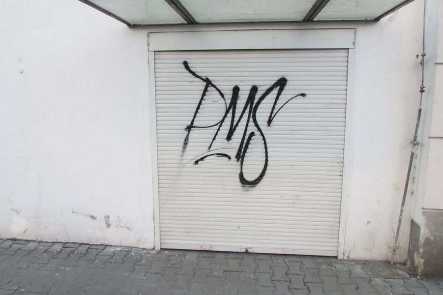 Šumperk - pachatel posprejoval fasádu a vrata zdroj foto: PČR