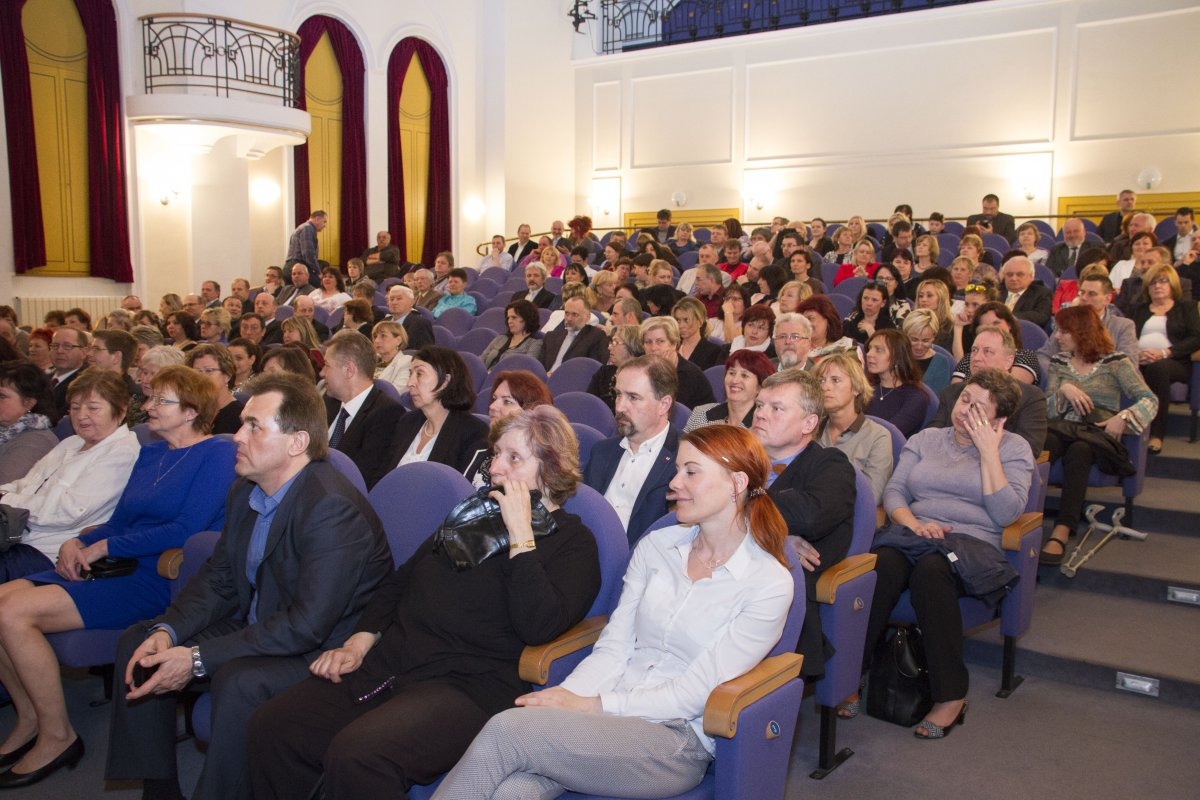 Hejtman Ladislav Okleštěk předal ocenění nejlepším pedagogům zdroj foto: Olk