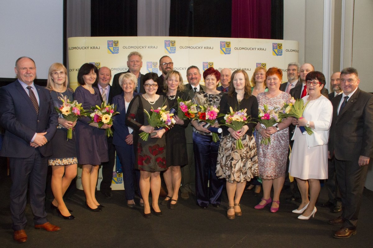 Hejtman Ladislav Okleštěk předal ocenění nejlepším pedagogům zdroj foto: Olk