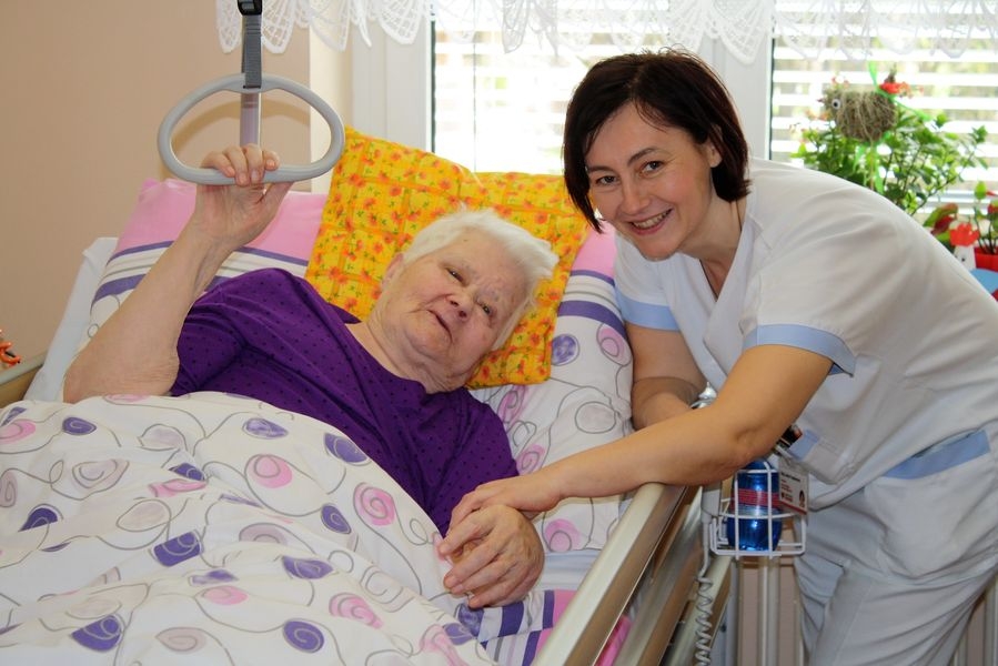 Lenka Topolanová je koordinátorkou dobrovolnického programu. Mimo jiné je však také nemocniční kaplankou a pacientům tak poskytuje třeba i duchovní služby foto: NŠ - T. Bulková