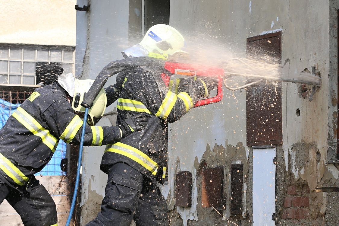 Šumperk - hasiči testovali v areálu Sanatorky novou techniku foto: šumpersko.net