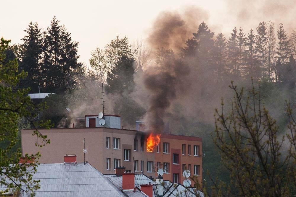 Šternberk - požár bytu si vyžádal evakuaci 100 osob foto: Antonín G.