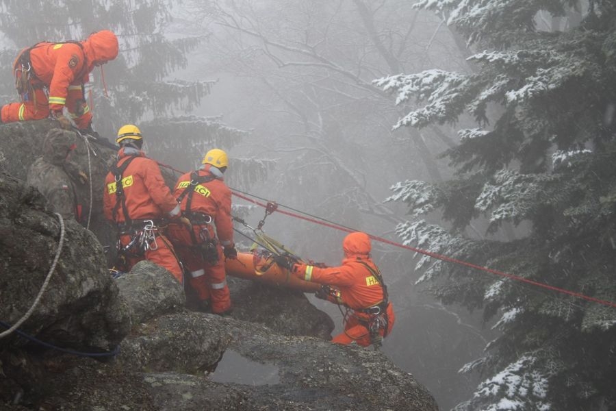 Čertovy kameny - výcvik hasičů - lezců zdroj foto: HZS Olk
