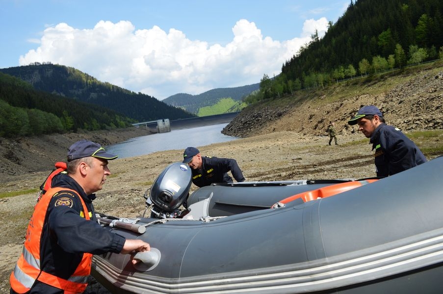 Dlouhé stráně byly pod ochranou URNY, vojáků, policistů a hasičů foto: V. Sobol