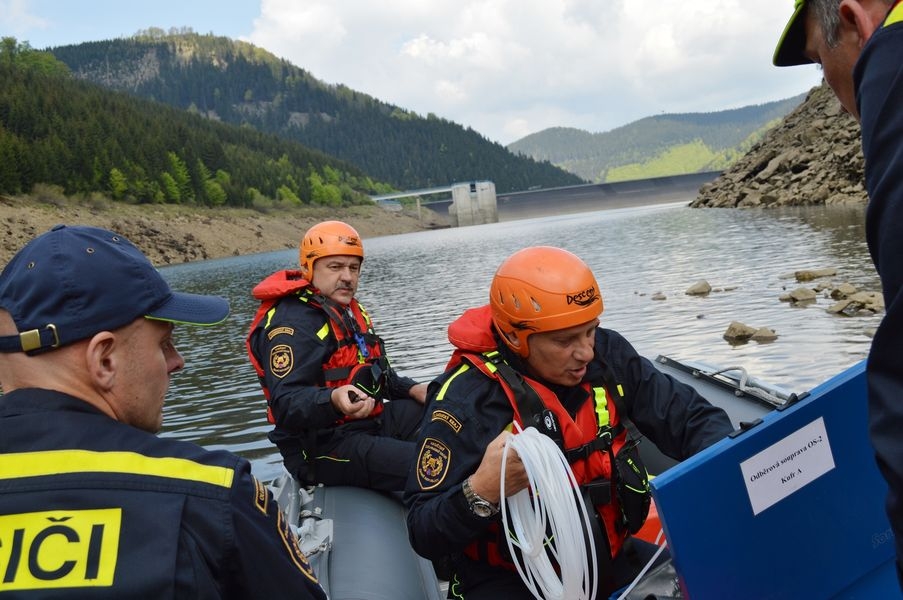 Dlouhé stráně byly pod ochranou URNY, vojáků, policistů a hasičů foto: V. Sobol