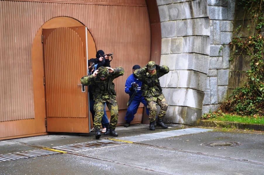 Dlouhé stráně byly pod ochranou URNY, vojáků, policistů a hasičů foto: V. Sobol