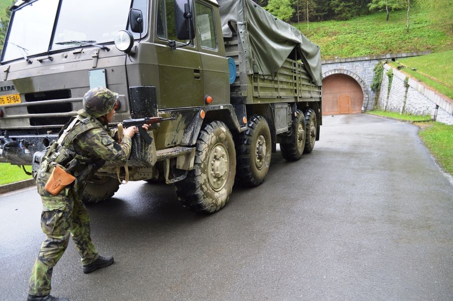 Dlouhé stráně byly pod ochranou URNY, vojáků, policistů a hasičů foto: V. Sobol