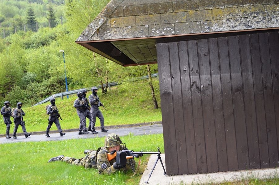 Dlouhé stráně byly pod ochranou URNY, vojáků, policistů a hasičů foto: V. Sobol