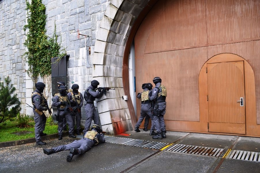 Dlouhé stráně byly pod ochranou URNY, vojáků, policistů a hasičů foto: V. Sobol